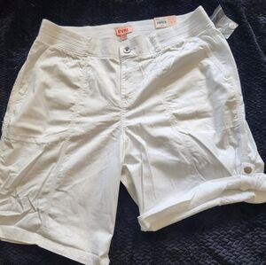 NWT EVRI Women's Classic White Bermudas Size 16W